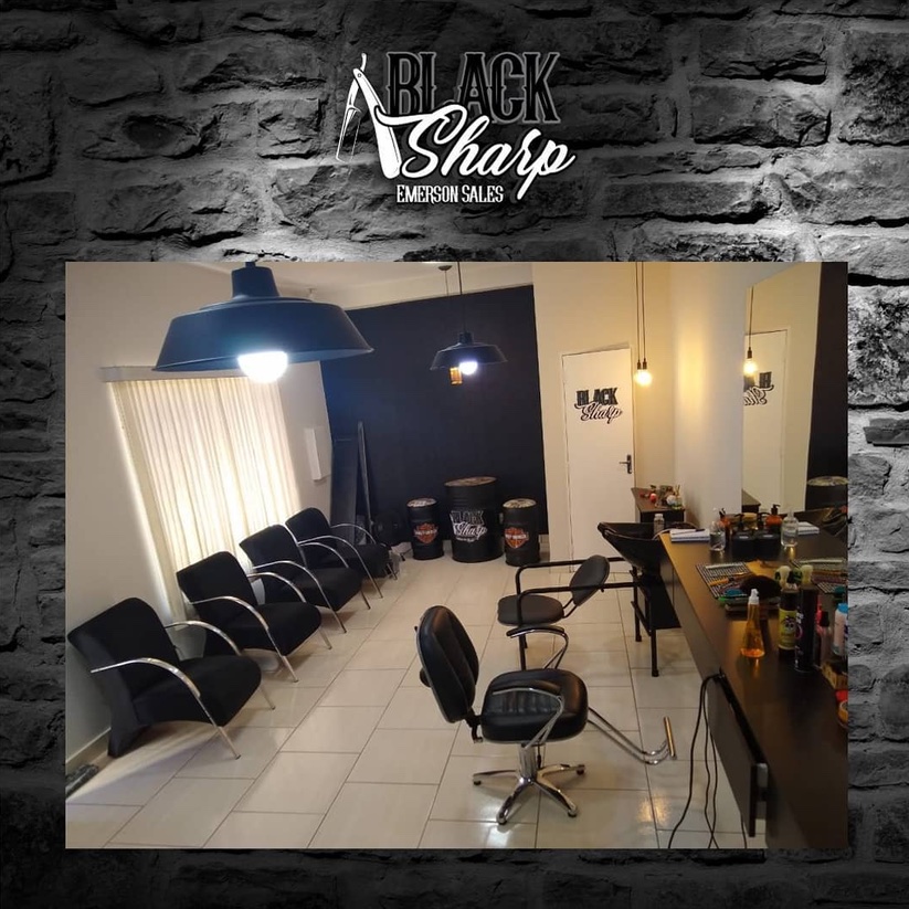 Ambiente interno climatizado da Black Sharp Barbearia