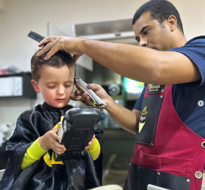 Emerson Sales realizando um corte infantil na Black Sharp