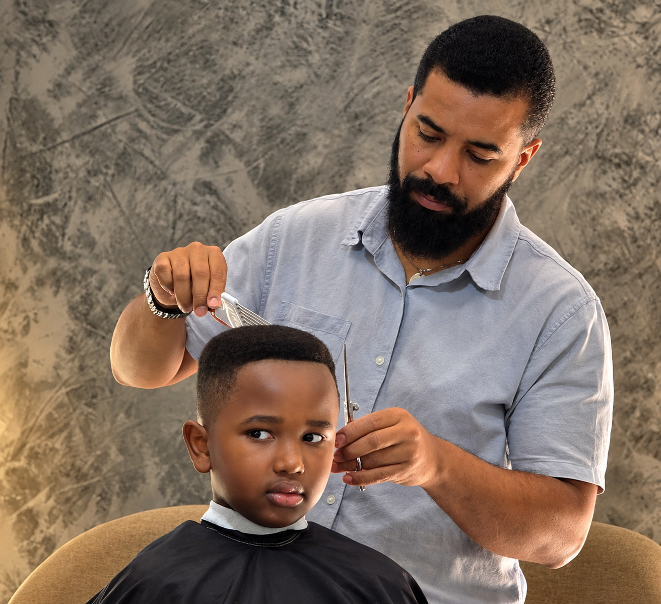 Emerson Sales realizando um corte infantil na Black Sharp